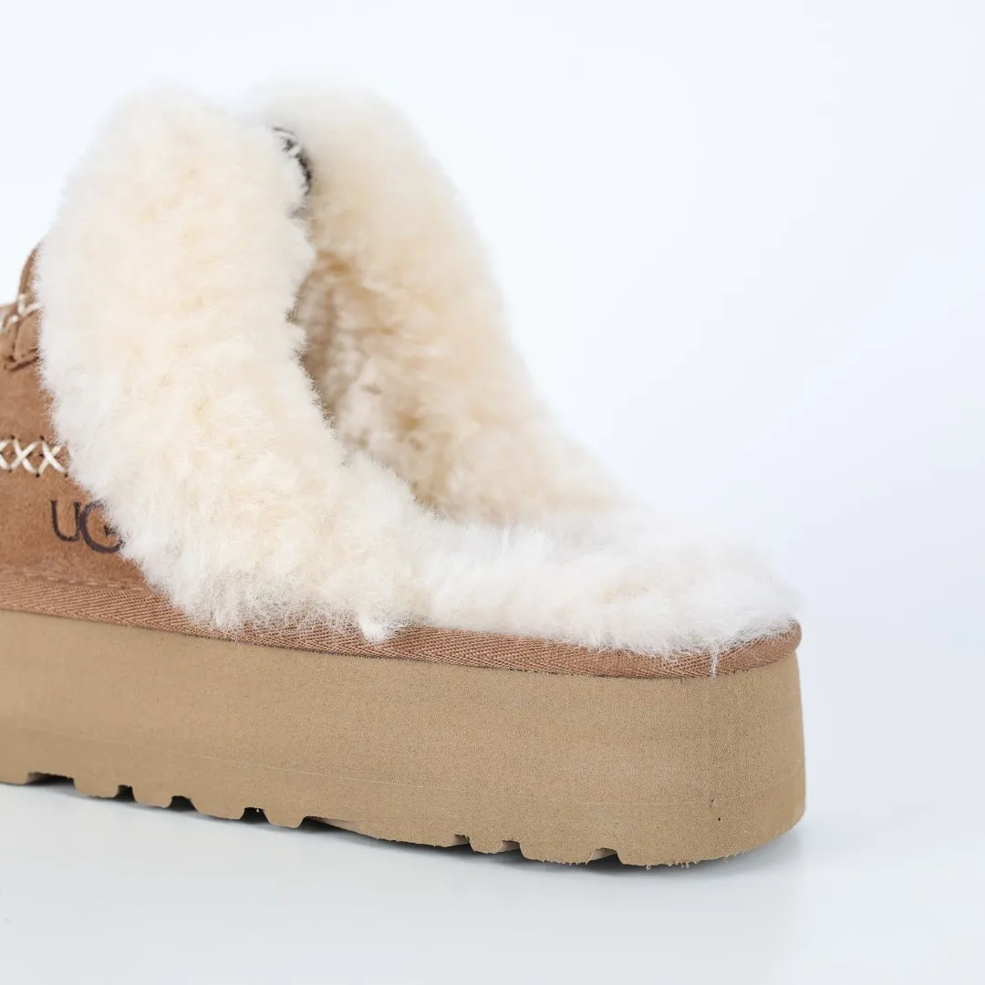 Pick up locally 💰580 Core recommendation with good price It is a very suitable choice for keeping warm in winter and at home. In the new year, uug has launched a series of styles, which are partial to the preferences of young consumers and have also moved to the forefront of fashion trends. Shoe body material Water-repellent coated suede upper 17mm UGGPURE™ implanted wool insole Lightweight non-slip comfortable rubber outsole With brand LOGO trademark Comes with a full set of packaging Size: 35 36 37 38 39 40